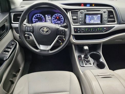 Used 2019 Toyota Highlander LE FWD image 22