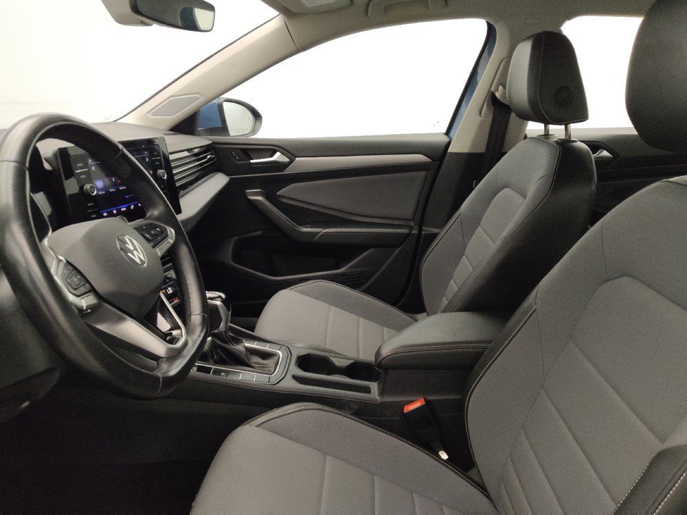 Used 2025 Volkswagen Jetta SE FWD image 17