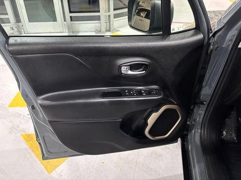 Used 2017 Jeep Renegade Trailhawk AWD/4WD image 12