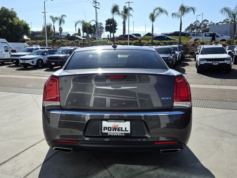 Used 2019 Chrysler 300 Limited RWD image 4