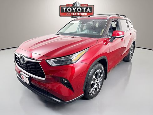 Certified 2023 Toyota Highlander XLE image 3
