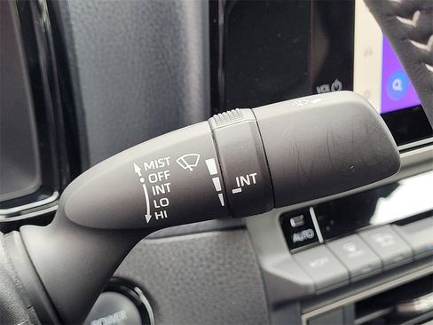 Used 2025 Toyota Camry SE image 13