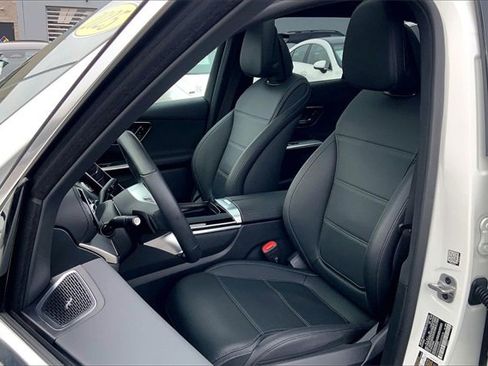 Used 2025 Mercedes-Benz GLC 300 4MATIC image 6