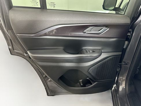 Used 2023 Jeep Grand Cherokee Laredo AWD/4WD image 25