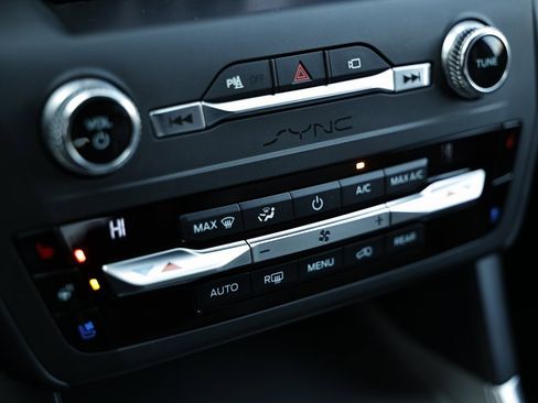 Used 2020 Ford Explorer Platinum w/ Premium Technology Package image 38