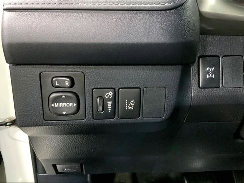 Used 2017 Toyota RAV4 LE AWD/4WD image 35