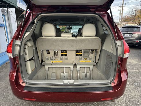 Used 2011 Toyota Sienna XLE image 23