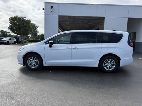 New 2026 Chrysler Pacifica Select image 5