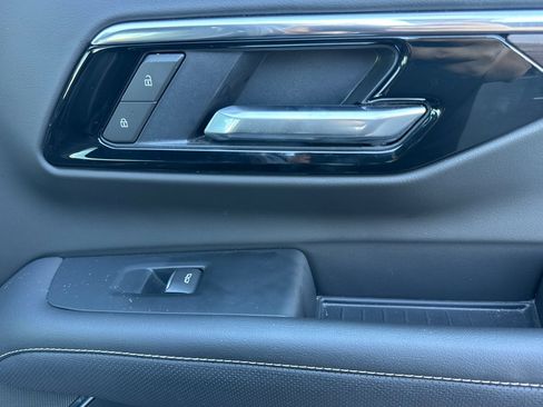 Used 2025 Chevrolet Suburban Premier image 23