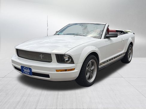 Used 2006 Ford Mustang Convertible RWD image 3