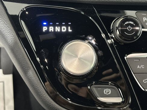 Used 2025 Chrysler Pacifica Select image 23