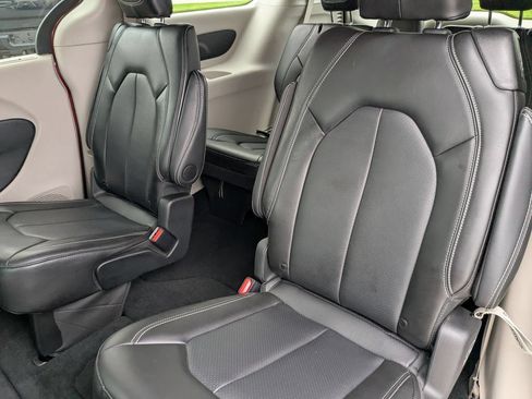 Used 2024 Chrysler Pacifica Touring-L FWD image 24