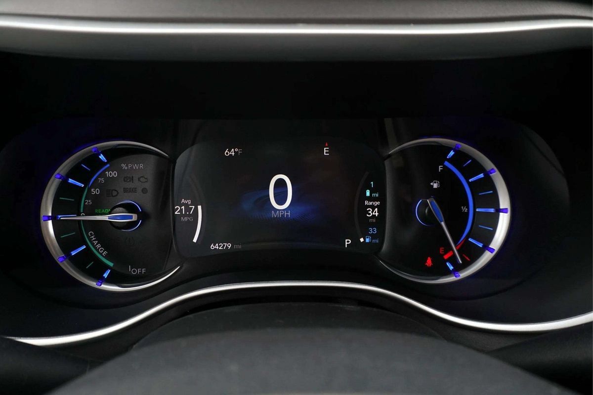 Used 2023 Chrysler Pacifica Touring-L FWD image 32