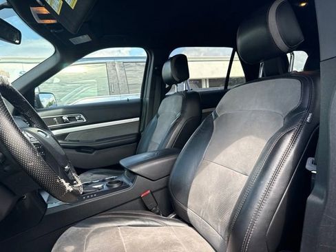 Used 2017 Ford Explorer XLT FWD image 10