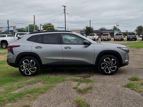 Used 2026 Chevrolet Trax RS w/ Sunroof Package FWD image 9