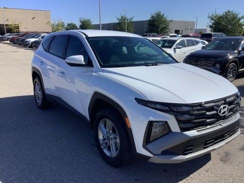 Used 2025 Hyundai Tucson SE image 3