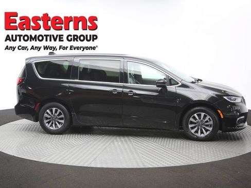 Used 2023 Chrysler Pacifica Touring-L FWD image 48