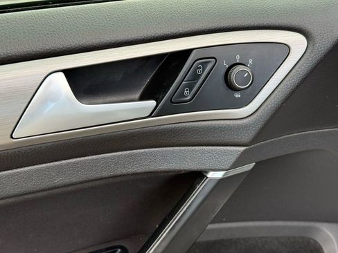 Used 2016 Volkswagen Golf S image 19