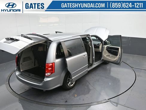 Used 2016 Dodge Grand Caravan SE image 50