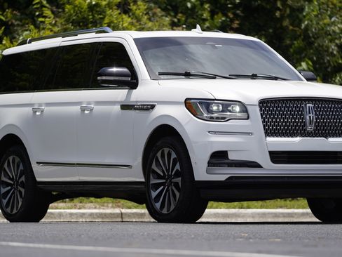 Used 2023 Lincoln Navigator L Reserve RWD image 18