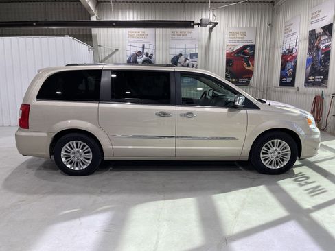 Used 2015 Chrysler Town & Country Limited Platinum image 9