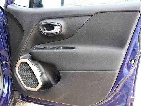 Used 2016 Jeep Renegade Latitude image 9