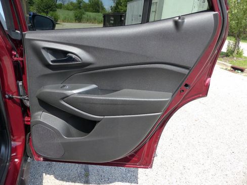 Used 2025 Chevrolet Trax LT w/ LT Convenience Package FWD image 32