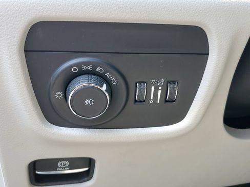 Used 2022 Jeep Grand Cherokee Summit AWD/4WD image 24