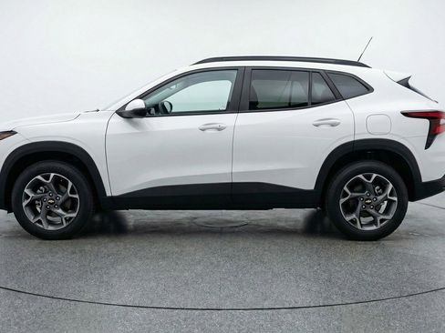 Used 2025 Chevrolet Trax LT w/ LT Convenience Package image 5