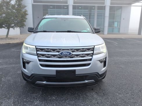 Used 2018 Ford Explorer XLT image 2