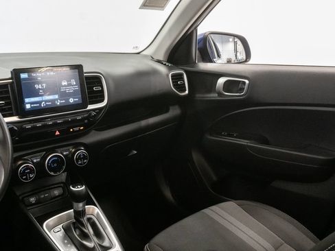 Used 2025 Hyundai Venue SEL FWD image 12