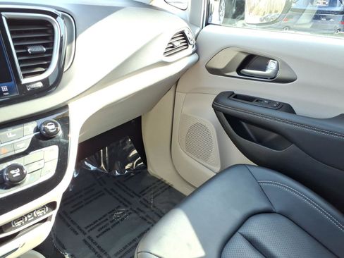 Used 2024 Chrysler Pacifica Touring-L image 24