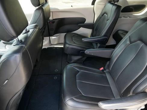 Used 2023 Chrysler Pacifica Touring-L FWD image 8