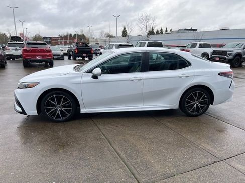 Used 2024 Toyota Camry SE image 5