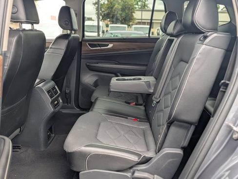 Used 2024 Volkswagen Atlas SE AWD/4WD image 18