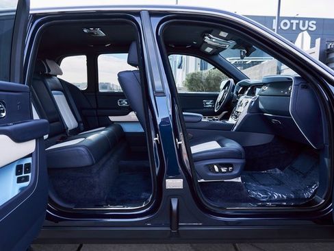 Used 2022 Rolls-Royce Cullinan w/ Cullinan Package image 26