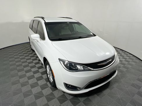 Used 2018 Chrysler Pacifica Touring Plus FWD image 2