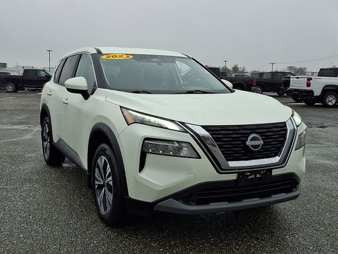 Used 2023 Nissan Rogue SV image 2