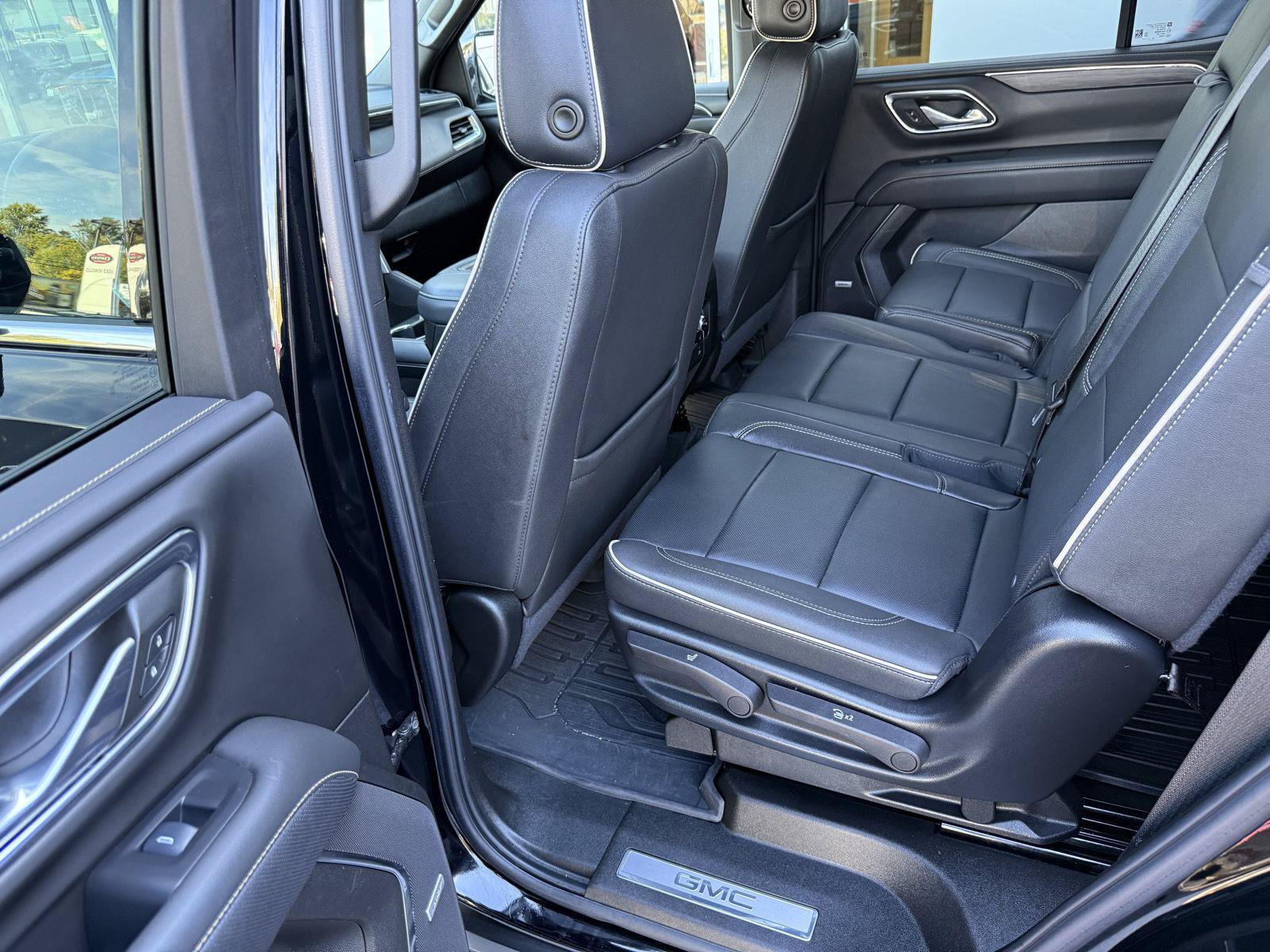 Used 2024 GMC Yukon SLT w/ SLT Luxury Package AWD/4WD image 16