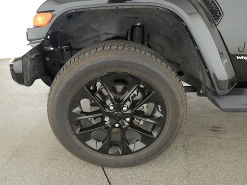 Used 2021 Jeep Wrangler Unlimited Sahara image 6