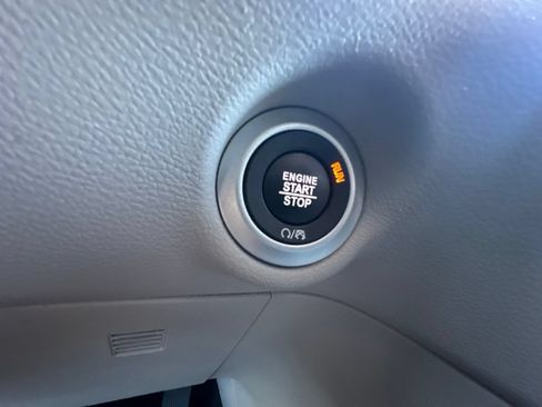 Used 2024 Chrysler Pacifica Touring-L FWD image 31