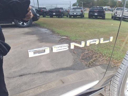 Used 2026 GMC Yukon XL Denali w/ Denali Reserve Package image 9