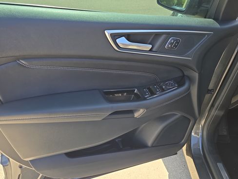 Used 2018 Ford Edge Titanium w/ Equipment Group 302A AWD/4WD image 18