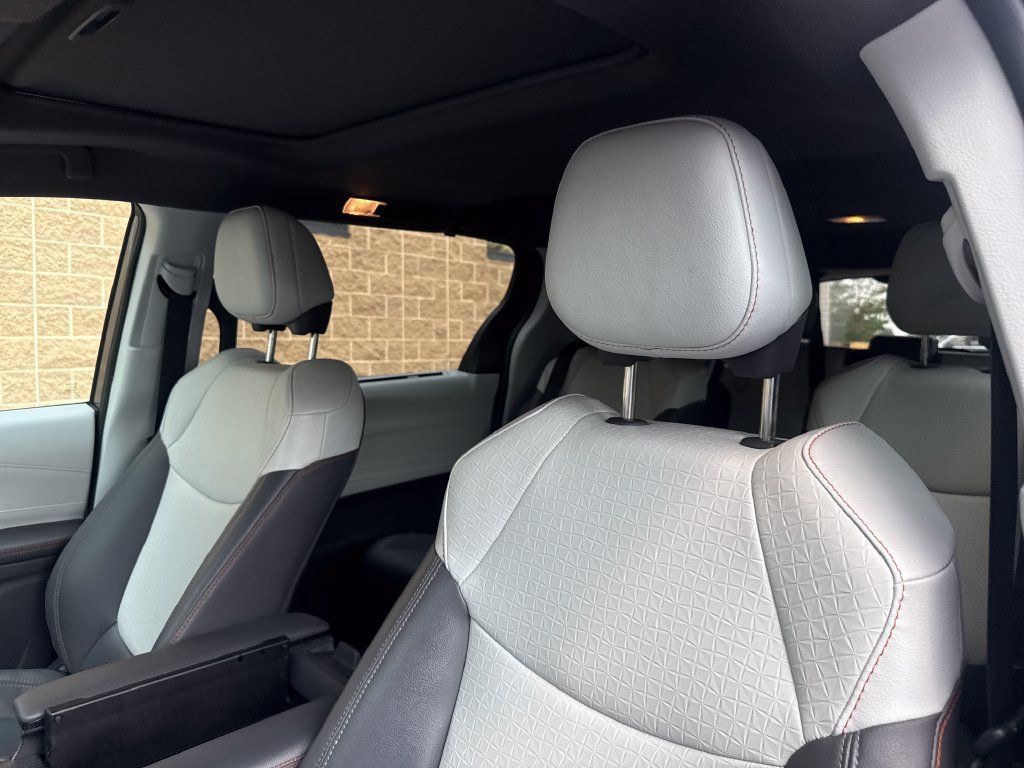 Used 2022 Toyota Sienna XSE w/ XSE Plus Package FWD image 13