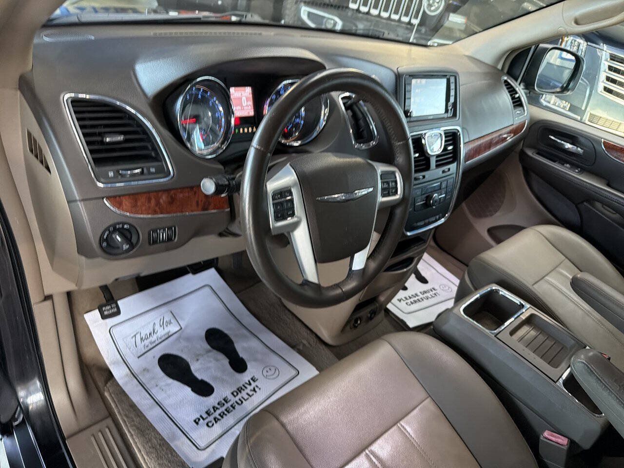 Used 2016 Chrysler Town & Country Touring FWD image 15