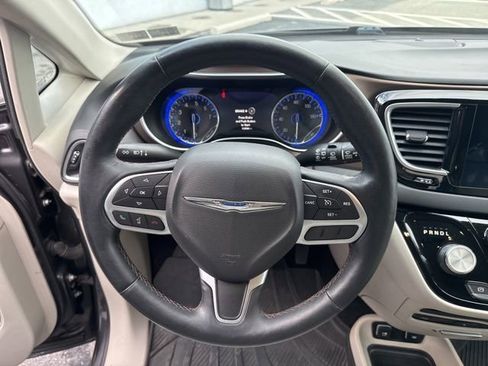 Used 2017 Chrysler Pacifica Touring-L Plus image 11