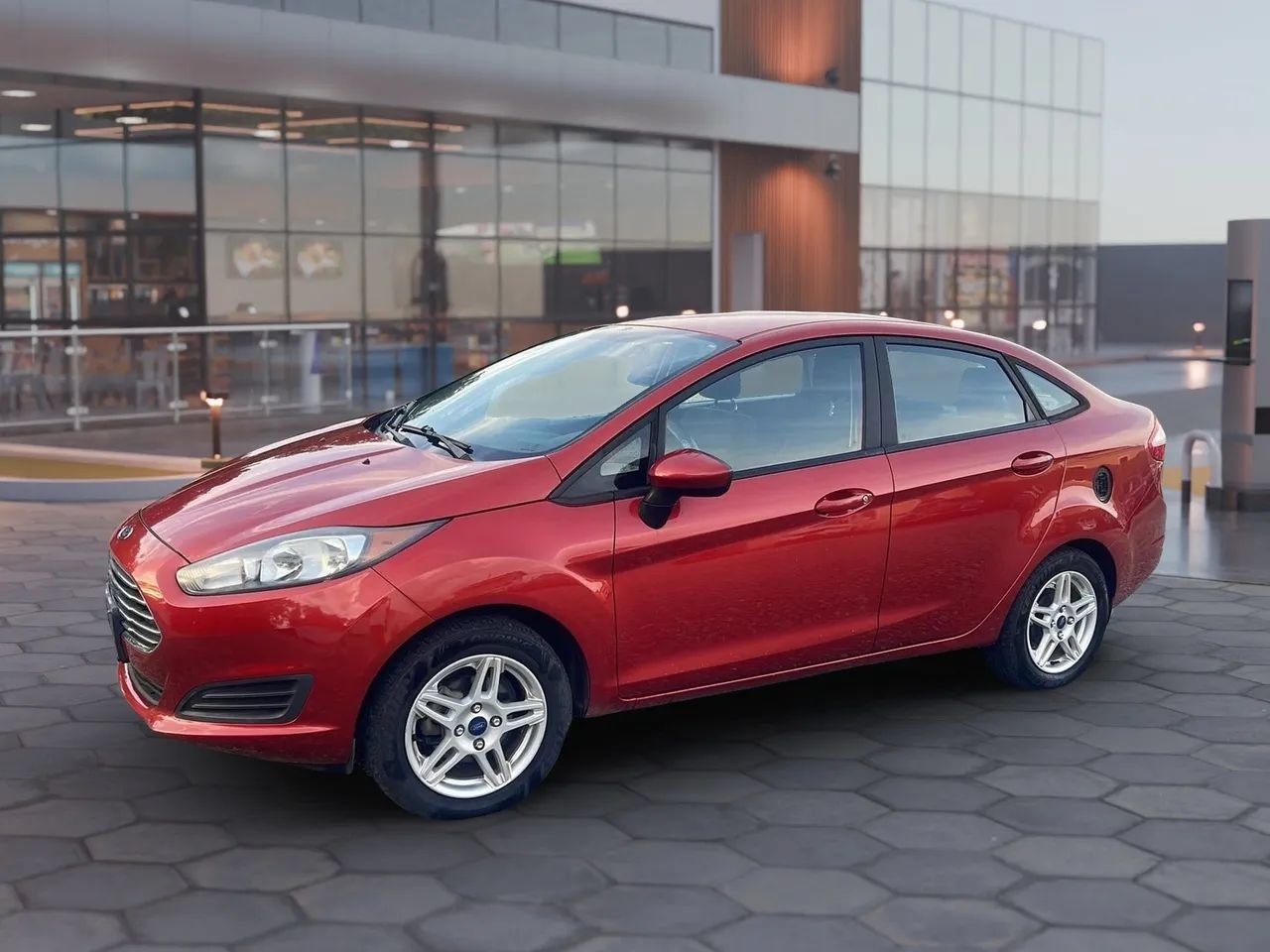 Used 2018 Ford Fiesta SE FWD image 2