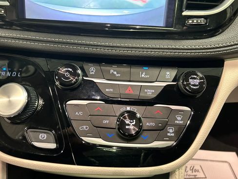Used 2024 Chrysler Pacifica Limited FWD image 19