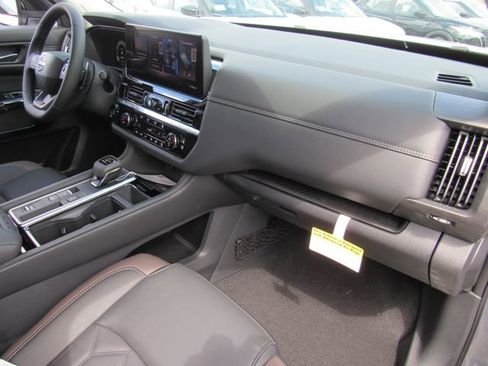 New 2026 Nissan Pathfinder Platinum FWD image 12