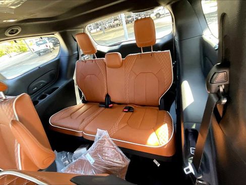 New 2026 Chrysler Pacifica Pinnacle image 22